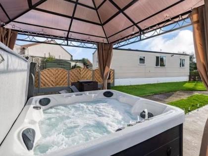 Hot Tub. Countryside. Coast. 5* Patrington Haven Leisure Park, East Yorkshire Villa Exterior photo