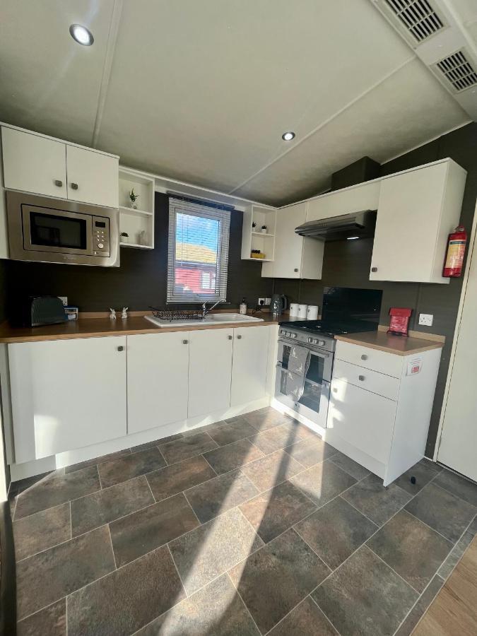 Hot Tub. Countryside. Coast. 5* Patrington Haven Leisure Park, East Yorkshire Villa Exterior photo